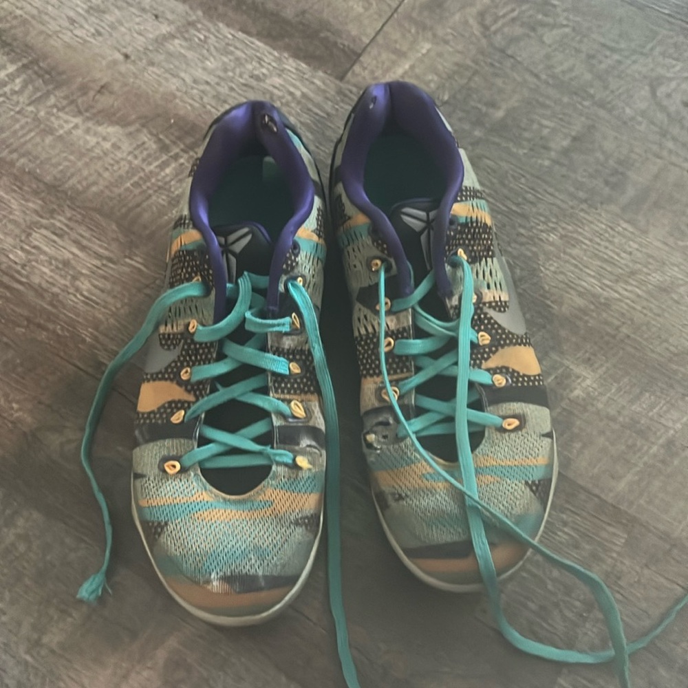 Kobe 9 pop art mens size ten. Pretty beat.